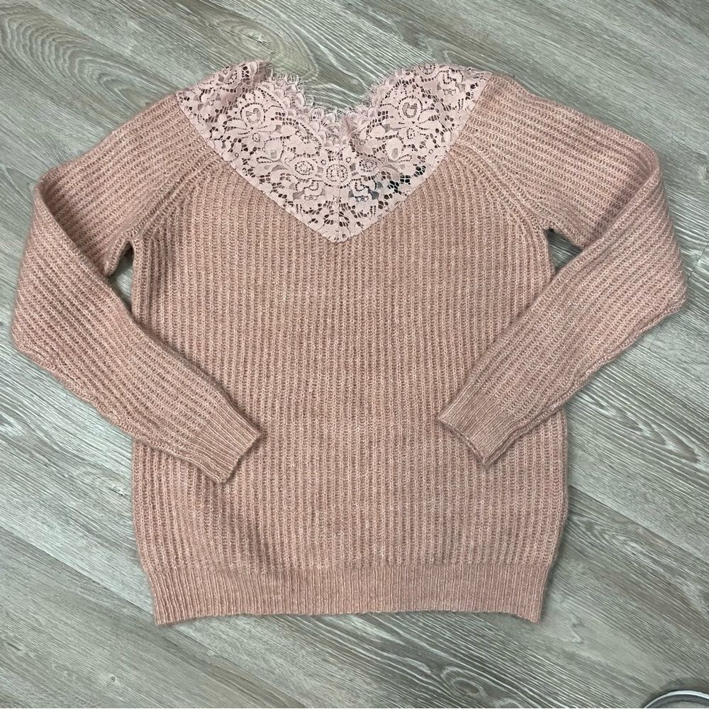 Vero Moda Lace V-neck Ribbed Knit in Dust Pink